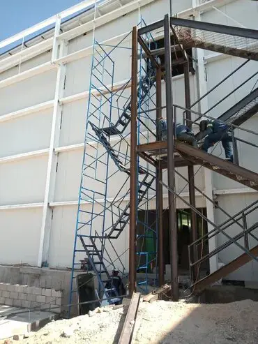 obra en construcción con ayuda de andamios