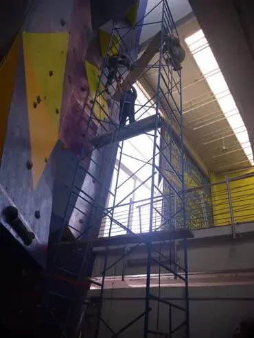 armando de andamio dentro de una obra de construcción