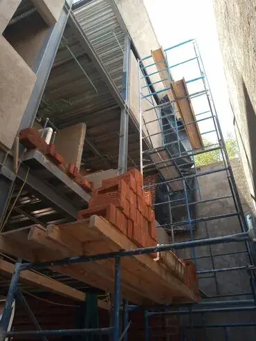 Construcción de un edificio con ayuda de un andamio