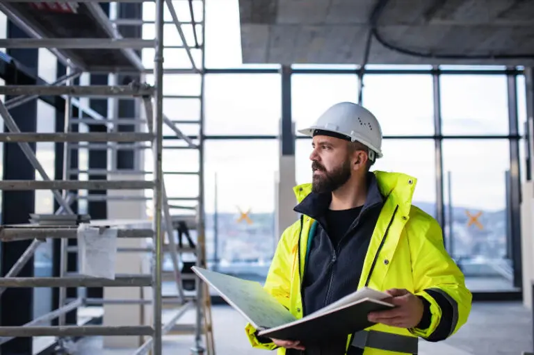 hombre revisando una obra y la construcción