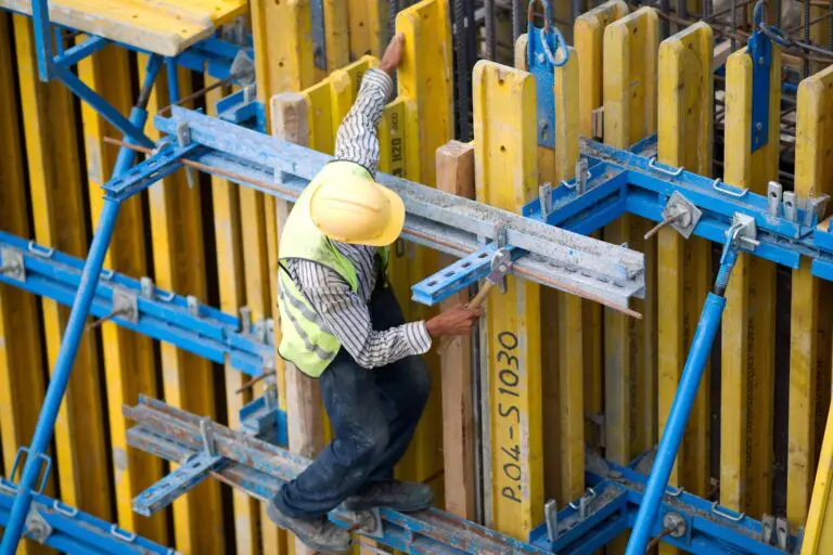 Andamios en un entorno industrial con maquinaria pesada