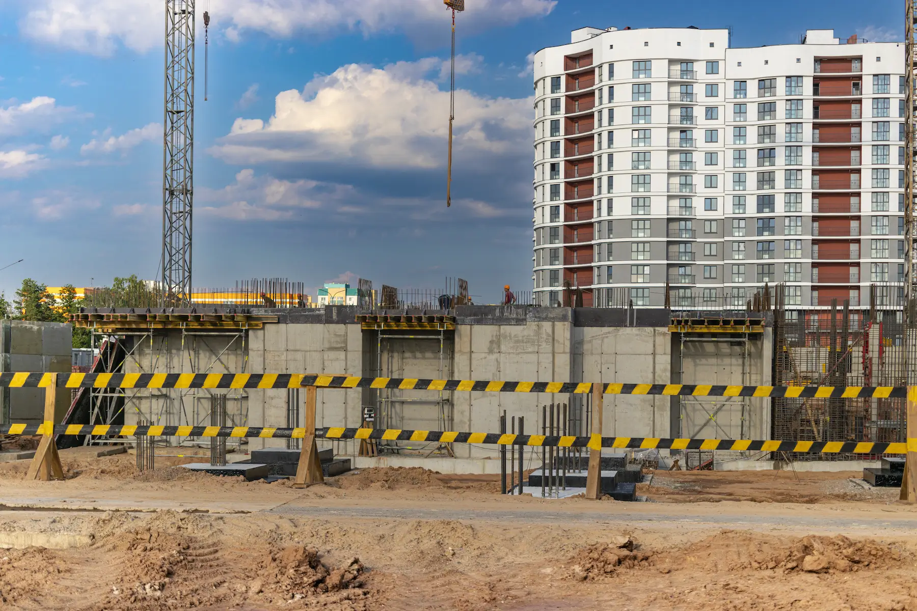 Vista de una construcción con una cinta de precaución a su alrededor.