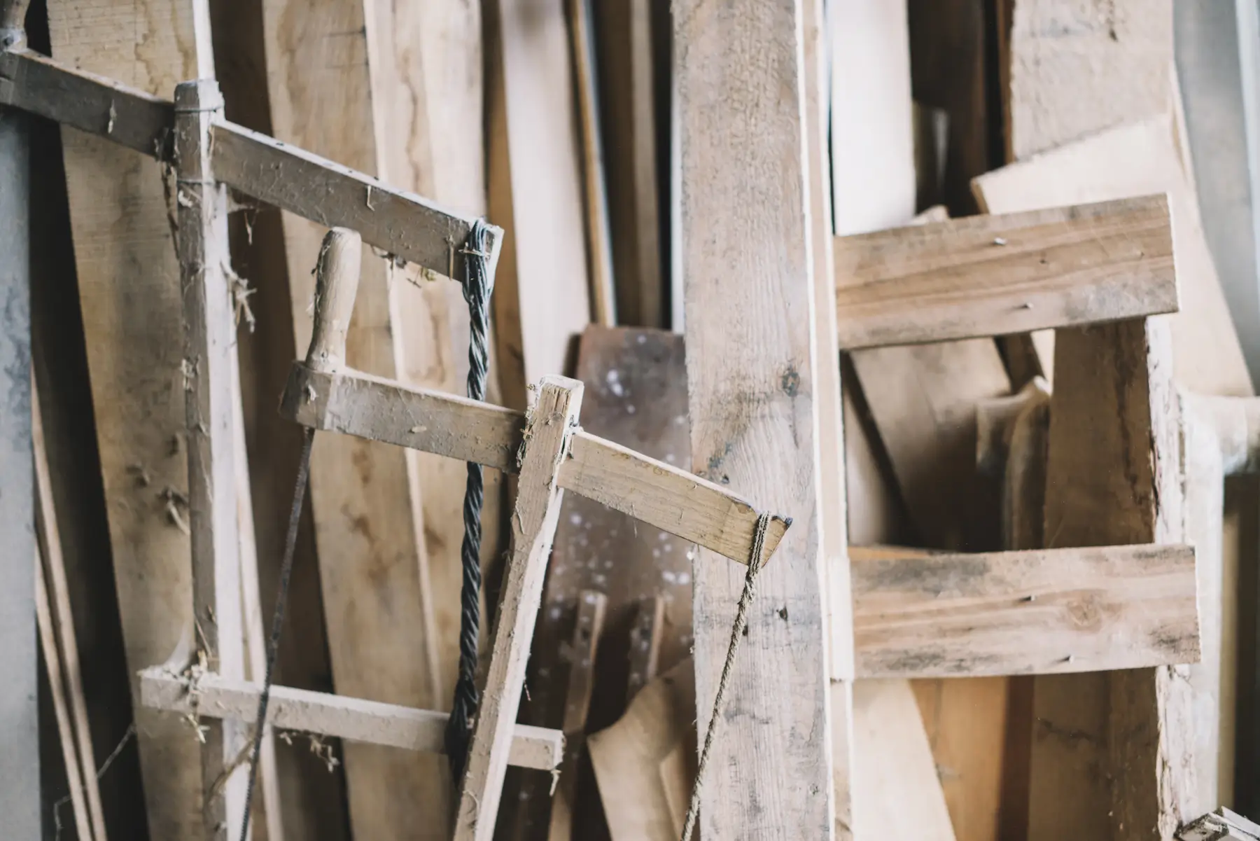 Pallets de madera viejos y en desuso, con metal incrustado.