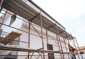 Andamios para construcción fuera de una casa.