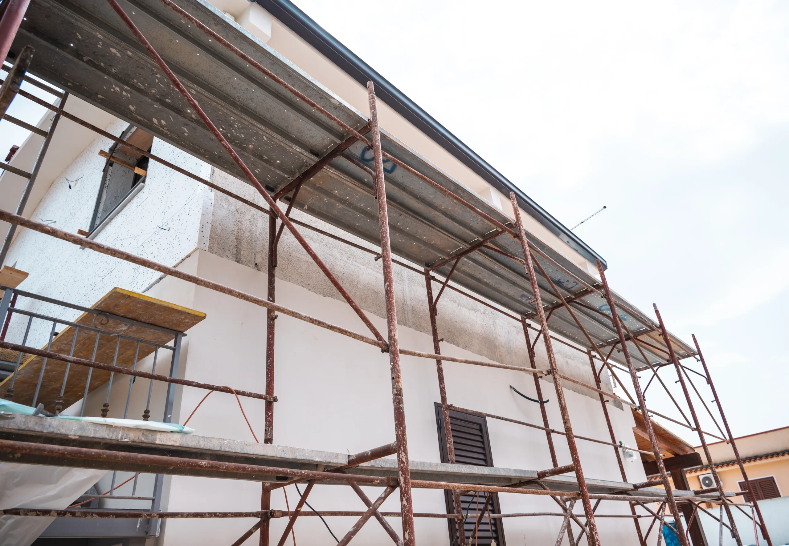 Andamios para construcción fuera de una casa.