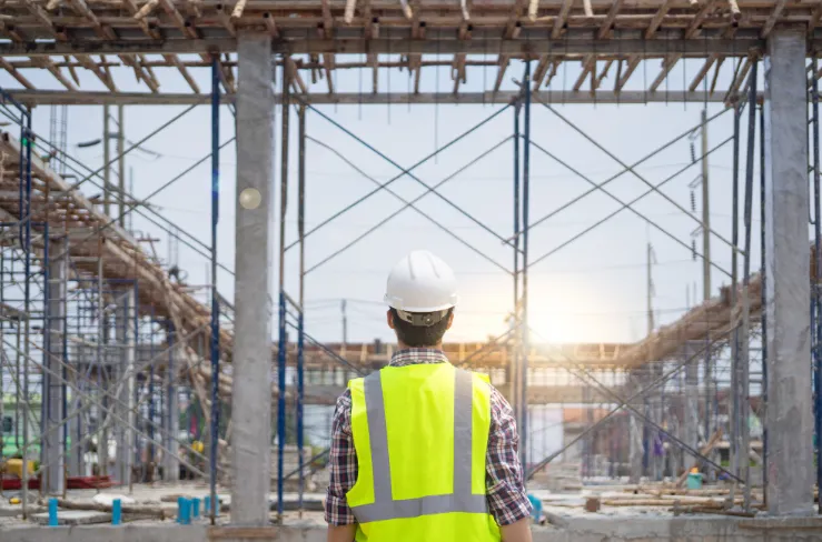andamios para la construcción hombre revisando los andamios en la contruccion