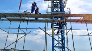 andamios para la construcción - hombres en la altura en un andamoo