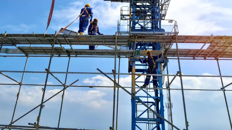 andamios para la construcción - hombres en la altura en un andamoo