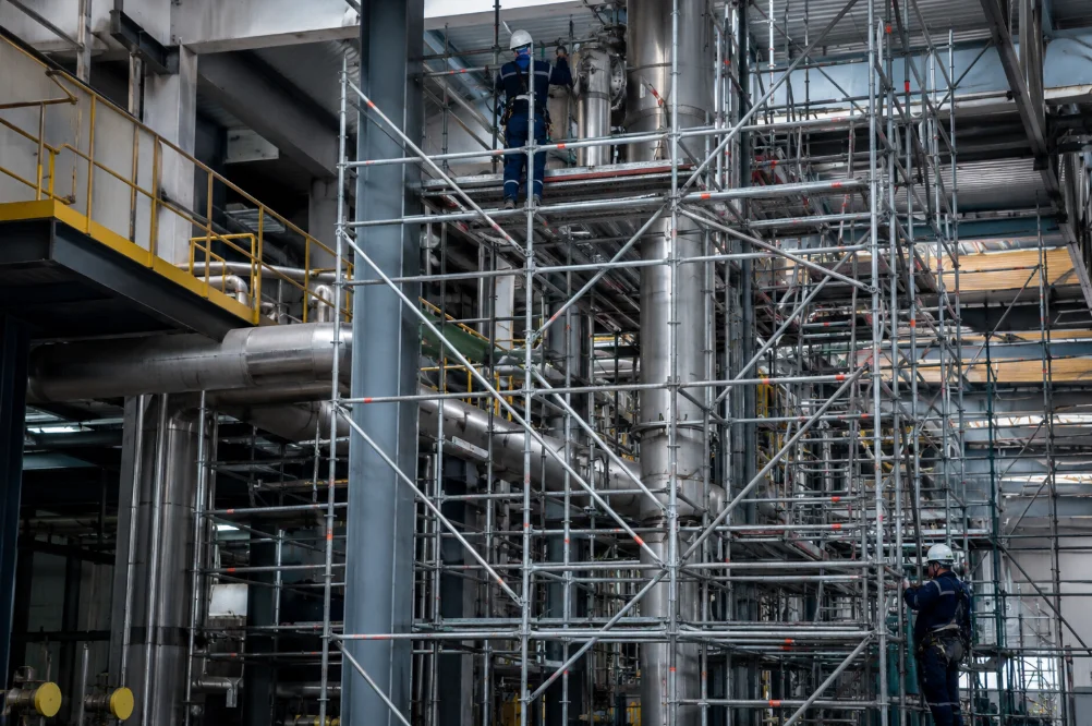 Desafíos técnicos en entornos industriales de andamios